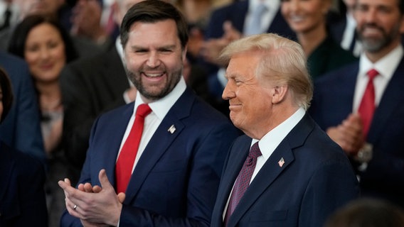 Der gewählte Präsident Donald Trump und der gewählte Vizepräsident J.D. Vance © AP Pool/dpa Foto: Julia Demaree Nikhinson