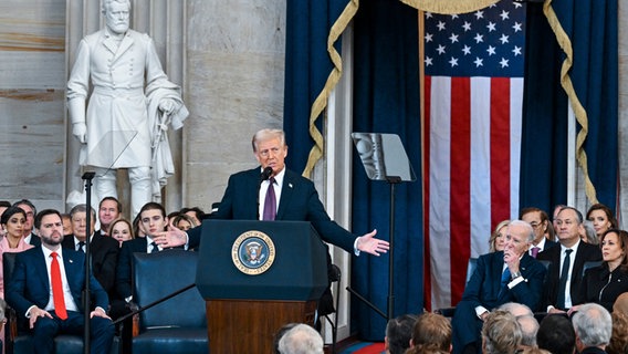 Präsident Donald Trump spricht nach der Vereidigung in der Rotunde des US-Kapitols in Washington. © Pool The New York Times/AP/dpa Foto: Kenny Holston