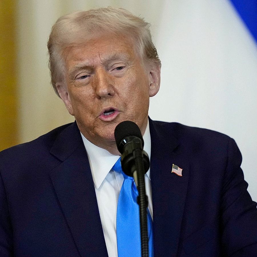 US-Präsident Donald Trump bei einer Rede auf einem Podium. © dpa-Bildfunk/AP Foto: Alex Brandon