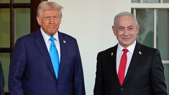 US-Präsident Donald Trump und der israelische Premier Benjamin Netanjahu stehen nebeneinander. © dpa-Bildfunk/AP Foto: Alex Brandon