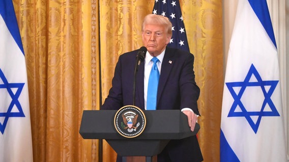 US-Präsident Donald Trump hält eine Pressekonferenz im Weißen Haus (mit dem israelischen Premierminister Benjamin Netanjahu, den man auf diesem Foto nicht sieht.). © picture alliance / Anadolu | Kyle Mazza Foto: Kyle Mazza