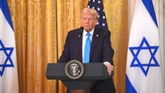 US-Präsident Donald Trump hält eine Pressekonferenz im Weißen Haus (mit dem israelischen Premierminister Benjamin Netanjahu, den man auf diesem Foto nicht sieht.). © picture alliance / Anadolu | Kyle Mazza Foto: Kyle Mazza