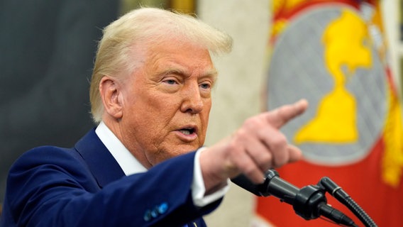 12.02.2025, USA, Washington: Präsident Donald Trump spricht während der Vereidigung von Gabbard als Geheimdienstkoordinatorin im Oval Office des Weißen Hauses. © Alex Brandon/AP/dpa Foto: Alex Brandon