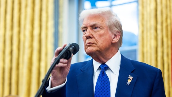 12.02.2025, USA, Washington: Präsident Donald Trump spricht während der Vereidigung von Gabbard als Geheimdienstkoordinatorin im Oval Office des Weißen Hauses. © picture alliance / CNP/AdMedia | CNP/AdMedia 