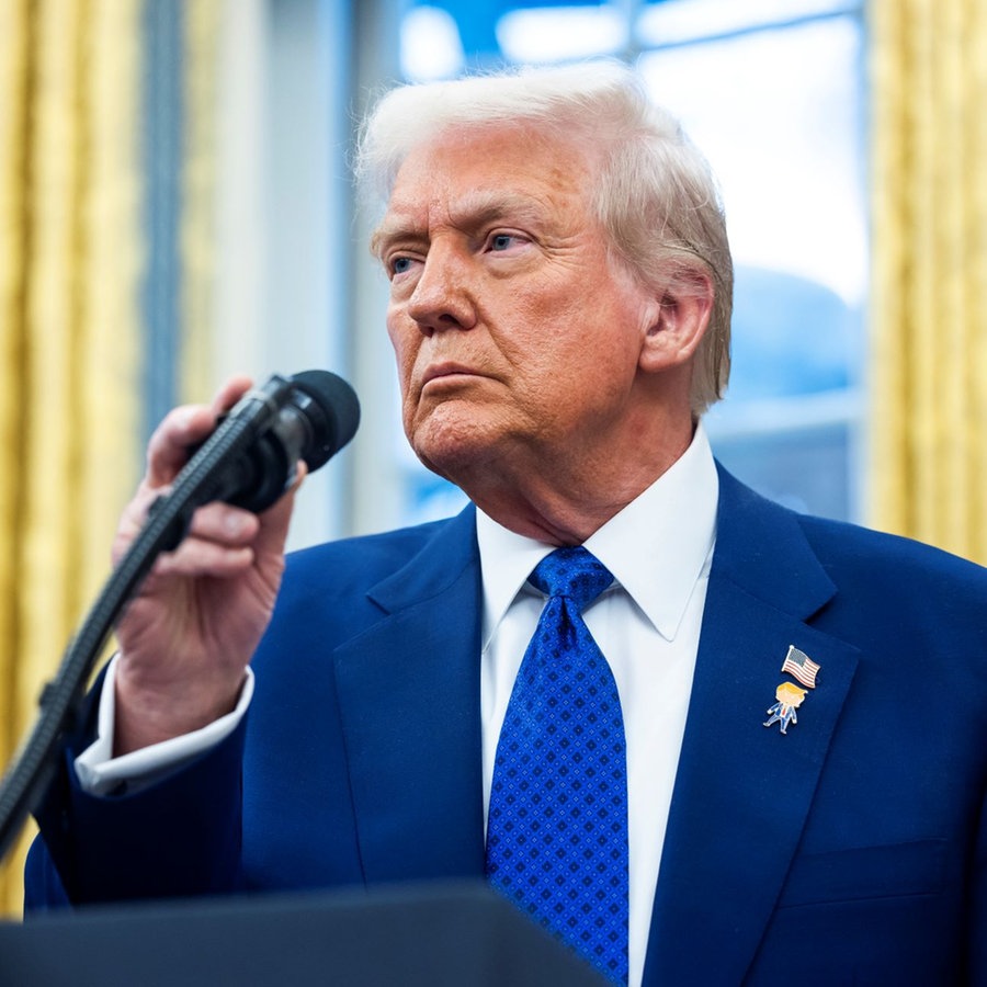 12.02.2025, USA, Washington: Präsident Donald Trump spricht während der Vereidigung von Gabbard als Geheimdienstkoordinatorin im Oval Office des Weißen Hauses. © picture alliance / CNP/AdMedia | CNP/AdMedia 