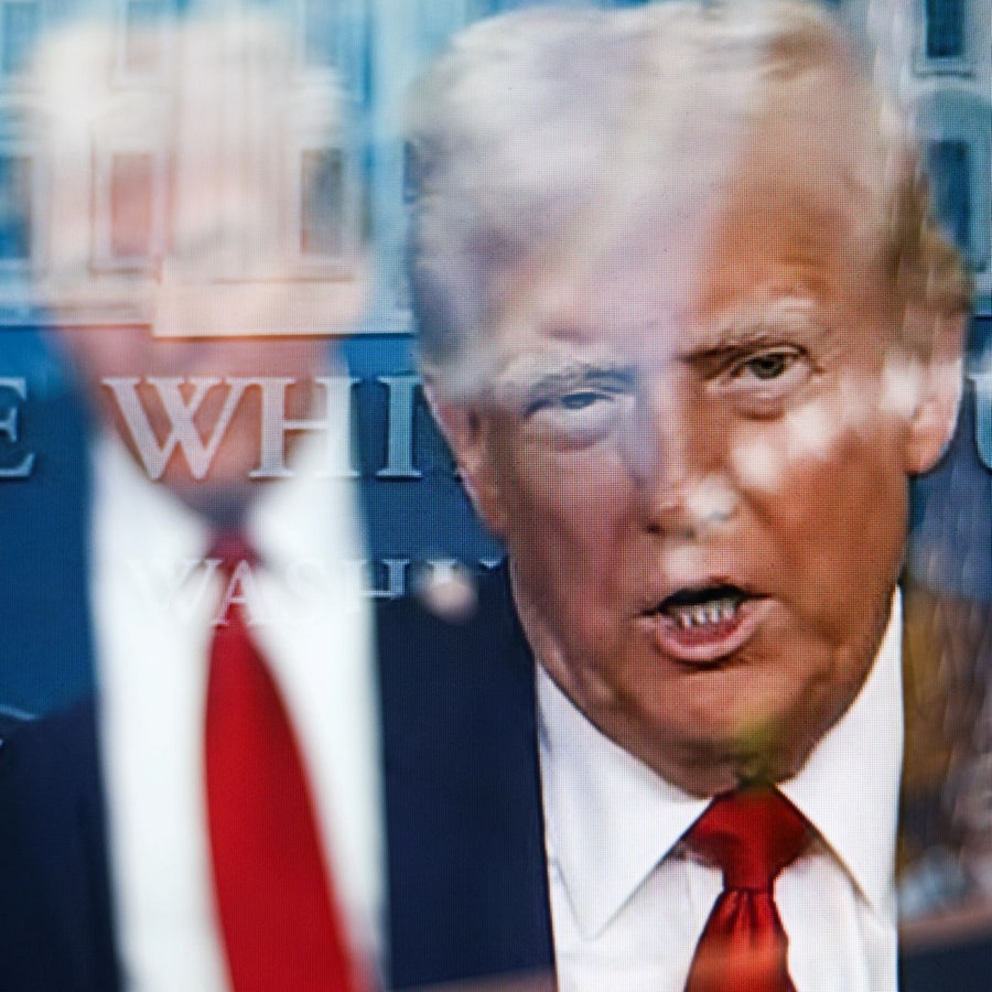 Dieses Bild wurde durch die Aufnahme eines Fernsehbildschirms mit Mehrfachbelichtung in der Kamera erstellt. In dieser Abbildung ist der US-Präsident Donald Trump bei einer Rede im Weißen Haus zu sehen. © picture alliance / Sipa USA | SOPA Images 