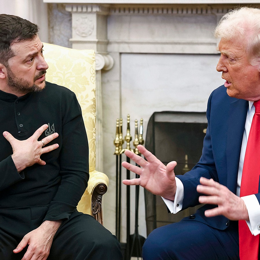 US-Präsident Donald Trump und der ukrainische Präsident Wolodymyr Selenskyj sitzen nebeneinander in einem Raum im Weißen Haus in Washington. © IMAGO Images / ZUMA Press Wire Foto: Jim LoScalzo