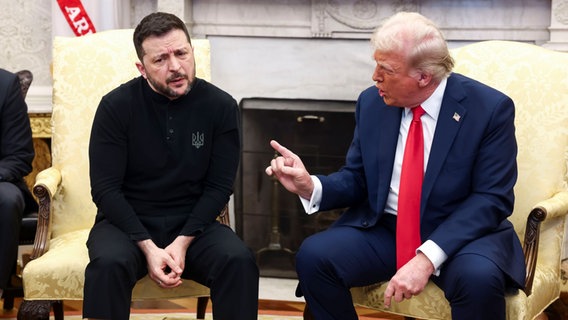 US-Präsident Donald Trump und der ukrainischen Präsidenten Wolodymyr Selenskyj sitzen im Oval Office des Weißen Hauses und streiten. © picture alliance Foto: Jim LoScalzo