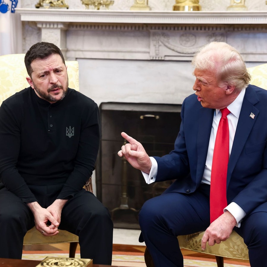 US-Präsident Donald Trump und der ukrainischen Präsidenten Wolodymyr Selenskyj sitzen im Oval Office des Weißen Hauses und streiten. © picture alliance Foto: Jim LoScalzo