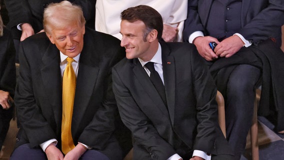 Der designierte US-Präsident Donald Trump (l.) spricht mit dem französischen Präsidenten Emmanuel Macron in der Kathedrale Notre Dame © Ludovic Marin/POOL AFP/AP/dpa Foto: Ludovic Marin