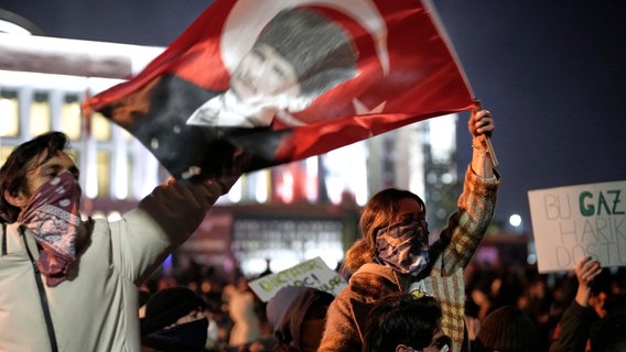 Menschen demonstrieren in Istanbul gegen die Festnahme von Bürgermeister Imamoglu. © Emrah Gurel/AP/dpa Foto: Emrah Gurel