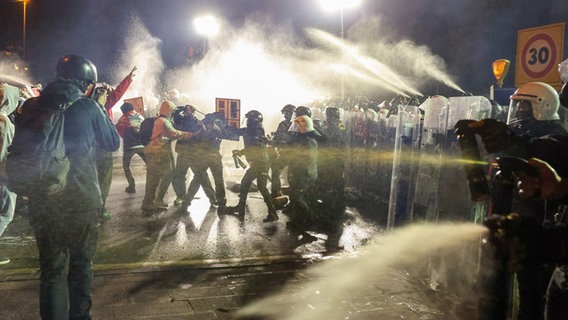 Türkische Polizisten und Demonstrierende stoßen zusammen. © picture alliance / abaca | DIA Images/ABACA Foto: picture alliance / abaca | DIA Images/ABACA