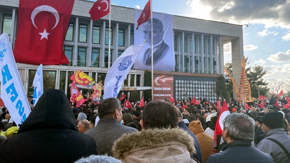 Zahlreiche Menschen versammeln sich trotz eines Demonstrationsverbots vor dem Gebäude der Stadtverwaltung um gegen die Festnahme von Ekrem Imamoglu, Bürgermeister von Istanbul, zu protestieren. © picture alliance/dpa | Melissa Erichsen 