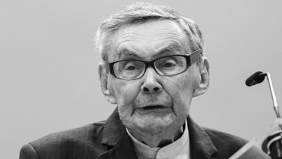 Marian Turski, Holocaust-Überlebender und Präsident des Internationalen Auschwitz Komitees, spricht während einer Gedenkfeier zum Europäischen Holocaust-Gedenktag für Sinti und Roma im ehemaligen deutschen Vernichtungslager Auschwitz-Birkenau. Turski starb am 18.2.2025 im Alter von 98 Jahren in Warschau, © Lukasz Gagulski/PAP/dpa 