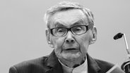 Marian Turski, Holocaust-Überlebender und Präsident des Internationalen Auschwitz Komitees, spricht während einer Gedenkfeier zum Europäischen Holocaust-Gedenktag für Sinti und Roma im ehemaligen deutschen Vernichtungslager Auschwitz-Birkenau. Turski starb am 18.2.2025 im Alter von 98 Jahren in Warschau, © Lukasz Gagulski/PAP/dpa 