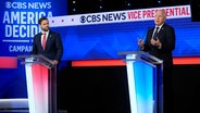 J.D. Vance und Tim Walz nehmen an einer TV-Debatte teil. © Matt Rourke/AP/dpa 