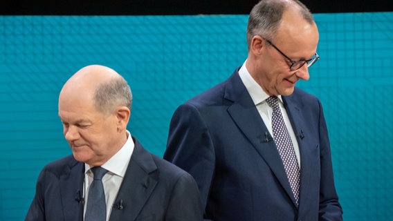 Bundeskanzler Olaf Scholz (SPD, l.) steht neben Friedrich Merz, Unions-Kanzlerkandidat und CDU-Bundesvorsitzender, vor dem TV-Duell von ARD und ZDF. © dpa bildfunk/dpa-Pool Foto: Michael Kappeler