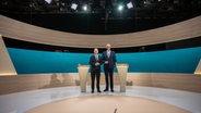 Bundeskanzler Olaf Scholz (SPD, l), steht neben Friedrich Merz, Unions Kanzlerkandidat und CDU Bundesvorsitzender, vor dem TV-Duell von ARD und ZDF. © dpa bildfunk/dpa-Pool Foto: Michael Kappeler