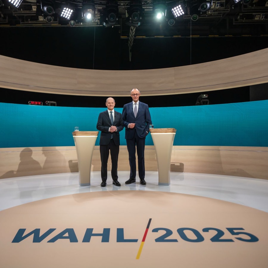 Bundeskanzler Olaf Scholz (SPD, l), steht neben Friedrich Merz, Unions Kanzlerkandidat und CDU Bundesvorsitzender, vor dem TV-Duell von ARD und ZDF. © dpa bildfunk/dpa-Pool Foto: Michael Kappeler