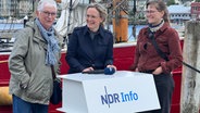 NDR Info Aktuell-Chefin Christiane Uebing im Gespräch mit Besuchern auf der NDR Info Tour in Flensburg © NDR Foto: Sandra Ratzow