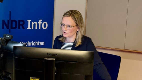 NDR Info Aktuell-Chefin Christiane Uebing während der Zuhörer*innen-Aktion "NDR Info vor der Wahl" © NDR Foto: Hanna Grimm