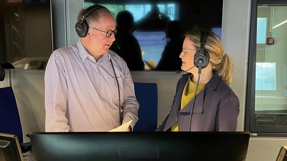 NDR Info Aktuell-Chefin Christiane Uebing (rechts) und Moderator Andreas Sperling im Studio von NDR Info © NDR 