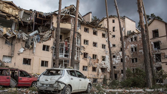 A residential building has been destroyed following a shelling 26 kilometers west of Kyiv.  © Oleksandr Ratushniak/AP/dpa 