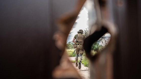 Ein Soldat an der Frontlinie der Stadt Charkiw © Hector Adolfo Quintanar Perez/ZUMA Press Wire/dpa Foto: Hector Adolfo Quintanar Perez