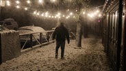 Ein Mann geht in einem starken Schneesturm durch die Sadovaya-Straße in Odessa. © picture alliance/dpa/SOPA Images via ZUMA Press Wire Foto: Viacheslav Onyshchenko