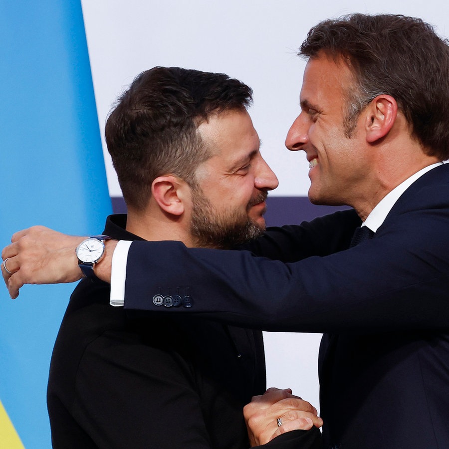 Der ukrainische Präsident Wolodymyr Selenskyj (l) und der französische Präsidenten Emmanuel Macron umarmen sich © Yoan Valat/Pool EPA/AP/dpa Foto: Yoan Valat