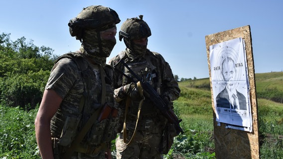 Ukrainische Soldaten untersuchen eine Zielscheibe nach einer Schießübung © AP/dpa Foto: Andriy Andriyenko