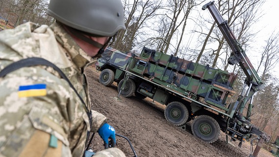 Ein ukrainischer Soldat steht vor einem Patriot-Flugabwehrraketensystem. © dpa bildfunk/Bundeswehr 