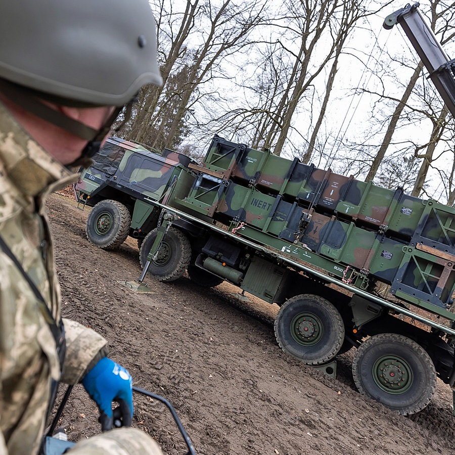 Ein ukrainischer Soldat steht vor einem Patriot-Flugabwehrraketensystem. © dpa bildfunk/Bundeswehr 