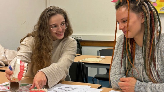 Die ukrainischen Auszubildenden Valentyna Tymchuk (l.) und Alina Teilor in der Beruflichen Schule für medizinische Fachberufe in Hamburg. © NDR/Kathrin Erdmann 