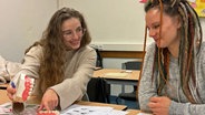 Die ukrainischen Auszubildenden Valentyna Tymchuk (l.) und Alina Teilor in der Beruflichen Schule für medizinische Fachberufe in Hamburg. © NDR/Kathrin Erdmann 