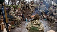 Ukrainische Soldaten der 24. Mechanisierten Brigade ruhen sich nach einem Training unweit der Frontlinie in der Region Donezk aus. © Evgeniy Maloletka/AP/dpa 