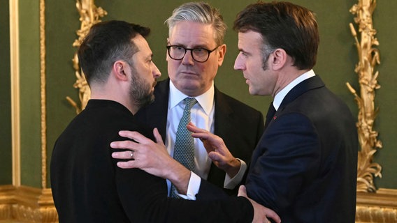 Der britische Premier Sir Keir Starmer (M), der ukrainische Präsident Wolodymyr Selenskyj (l) und der französische Präsident Emmanuel Macron © Justin Tallis/AFP Pool/AP/dpa Foto: Justin Tallis