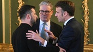 Der britische Premier Sir Keir Starmer (M), der ukrainische Präsident Wolodymyr Selenskyj (l) und der französische Präsident Emmanuel Macron © Justin Tallis/AFP Pool/AP/dpa Foto: Justin Tallis