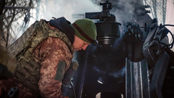 Ukrainische Soldaten feuern eine Haubitze M777 auf russische Stellungen an der Frontlinie bei Donezk ab. © Roman Chop/AP/dpa 