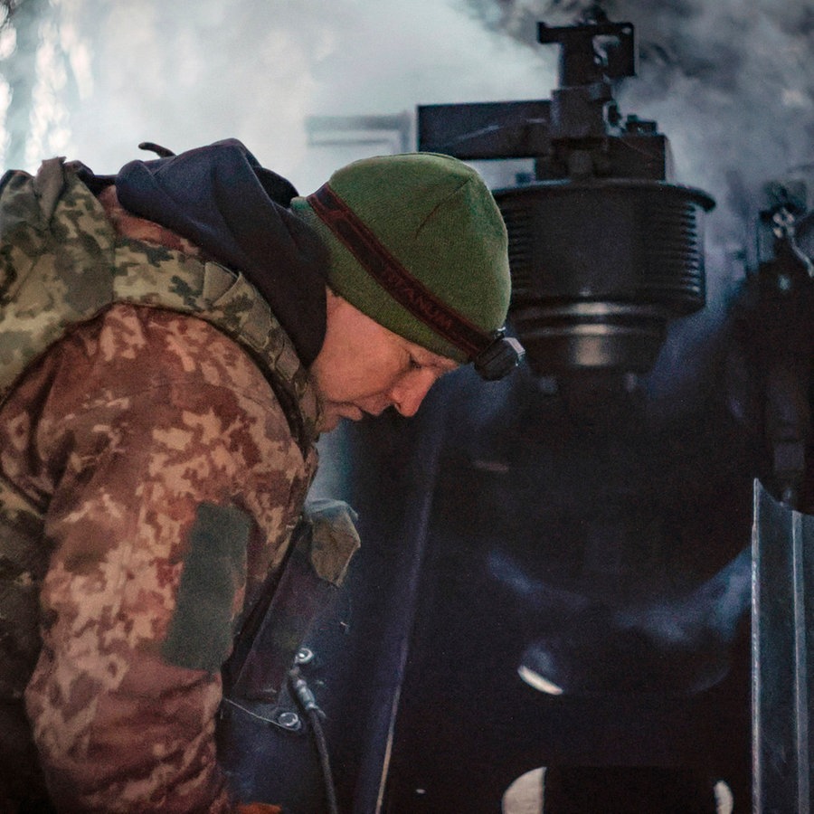 Ukrainische Soldaten feuern eine Haubitze M777 auf russische Stellungen an der Frontlinie bei Donezk ab. © Roman Chop/AP/dpa 