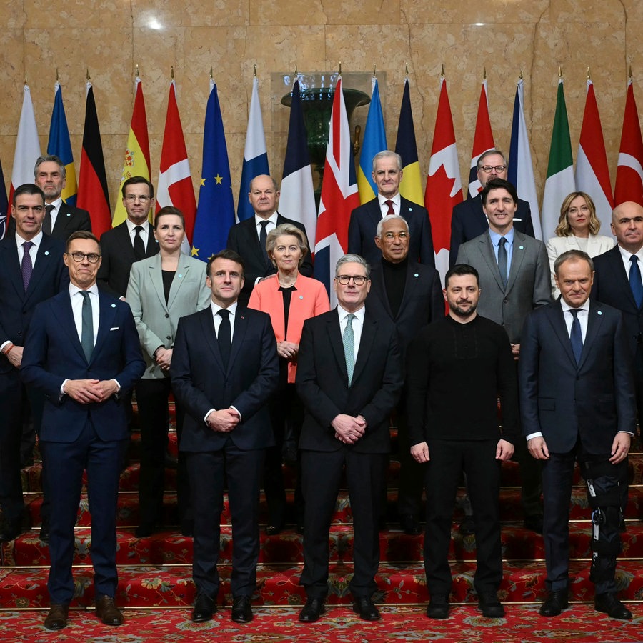 Der britische Premier Keir Starmer steht mit weiteren Teilnehmern eines Ukraine-Sondergipfels bei einem Gruppenbild in London zusammen. © dpa bildfunk/AFP Pool/AP Foto: Justin Tallis