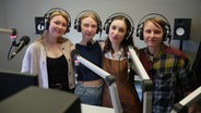 Ukrainerinnen im Radio-Studio von Radio UVoice in Hamburg. © NDR 