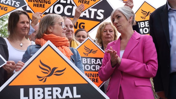 Die stellvertretende Vorsitzende der britischen Liberaldemokraten, Daisy Cooper, bei einem Wahlkampfbesuch im Wahlkreis Godalming und Ash. © PA Wire/dpa Foto: Will Durrant