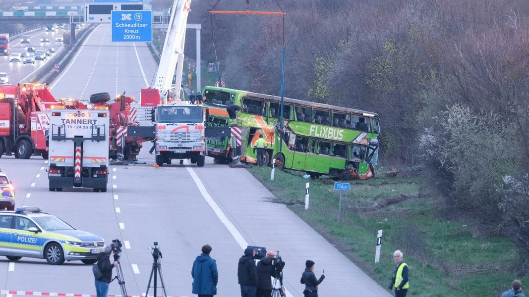 Ein verunglückter Reisebus wird auf der A9 bei Schkeuditz in Sachsen von einem Kran geborgen.