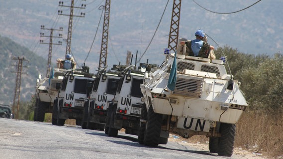 Fahrzeuge der Interimstruppe der Vereinten Nationen im Libanon (UNIFIL) patrouillieren. © Foto: Taher Abu Hamdan/XinHua/dpa +++ dpa-Bildfunk +++ Foto: Taher Abu Hamdan/XinHua/dpa