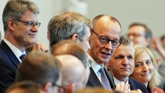 Friedrich Merz (Mitte, r.), CDU-Bundesvorsitzender und CDU/CSU-Fraktionsvorsitzender im Bundestag, spricht während der konstituierenden Sitzung der neuen Unionsfraktion im Bundestag. © Kay Nietfeld/dpa 