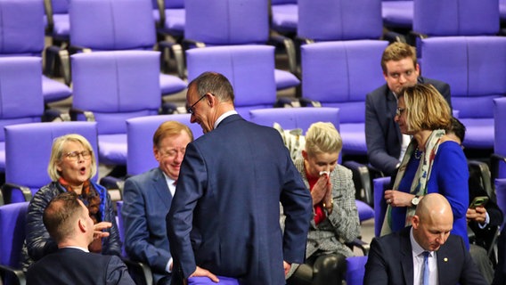 CDU-Chef Friedrich Merz wartet in der Unionsfraktion auf das Ergebnis der namentlichen Abstimmung über das sogenannte Zustrombegrenzungsgesetz. © picture alliance / dts-Agentur | - 