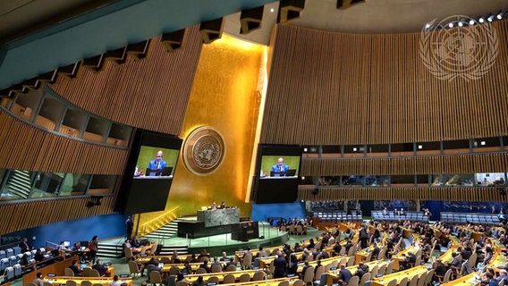 Dennis Francis (links am Podium und auf den Bildschirmen), Präsident der 78. Sitzung der Generalversammlung der Vereinten Nationen (UN), leitet die wieder aufgenommene 10. Dringlichkeitssondersitzung zum Thema «Illegale israelische Aktionen im besetzten Ost-Jerusalem und dem Rest des besetzten palästinensischen Gebiets». © picture alliance/dpa/UN Photo | Manuel Elias 