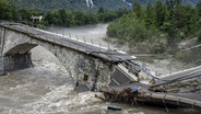 Ein Blick auf eine Brücke in Visletto im Schweizer Tessin, die bei einem Unwetter eingestürzt ist. © dpa-Bildfunk/KEYSTONE Foto: Michael Buholzer