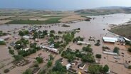 Braunes Hochwasser umgibt Häuser und Bauernhöfe nach dem Rekordregen in der Region Thessalien. © picture alliance Foto: Vaggelis Kousioras